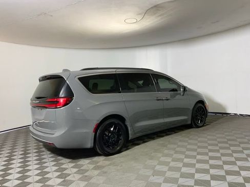 Used 2022 Chrysler Pacifica Touring-L FWD image 5