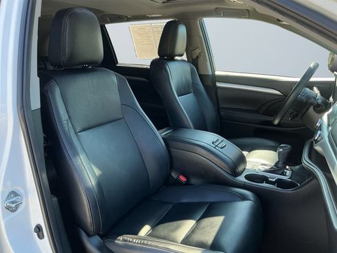 Used 2019 Toyota Highlander XLE AWD/4WD image 16