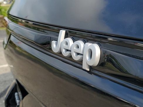 Certified 2024 Jeep Grand Cherokee Limited AWD/4WD image 13