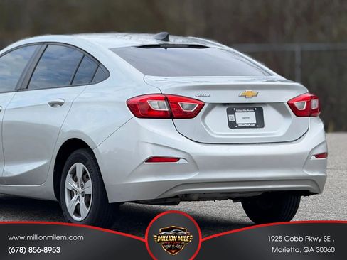 Used 2018 Chevrolet Cruze LS FWD image 16