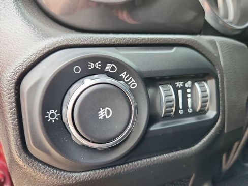 Used 2022 Jeep Wrangler Unlimited Sahara AWD/4WD image 26