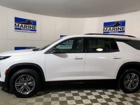 Used 2025 Chevrolet Traverse LT image 7