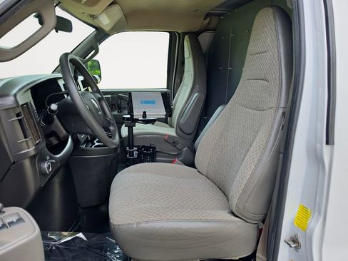 Used 2022 GMC Savana 2500 RWD image 9