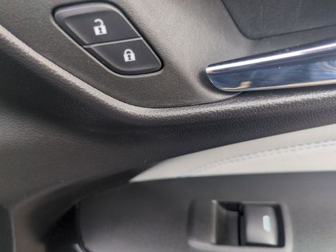 Used 2025 Chevrolet Trax LT w/ LT Convenience Package FWD image 32