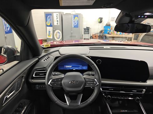 Used 2025 Chevrolet Traverse LT w/ Midnight/Sport Edition image 4