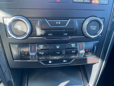 Used 2019 Ford Explorer XLT w/ Equipment Group 202A FWD image 14