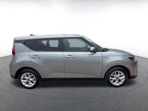 Used 2025 Kia Soul LX w/ LX Technology Package FWD image 16
