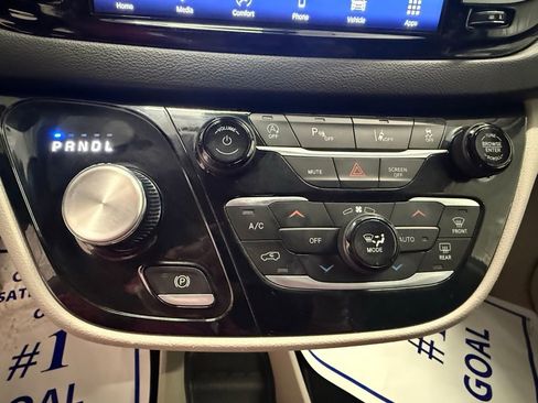 Used 2024 Chrysler Pacifica Touring-L image 29