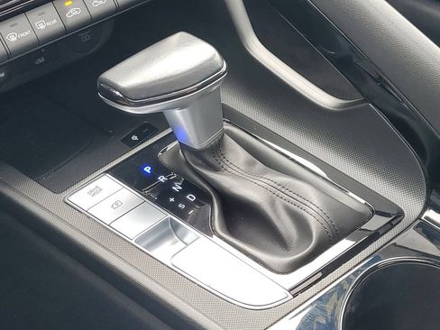 Used 2025 Hyundai Elantra Limited FWD image 21