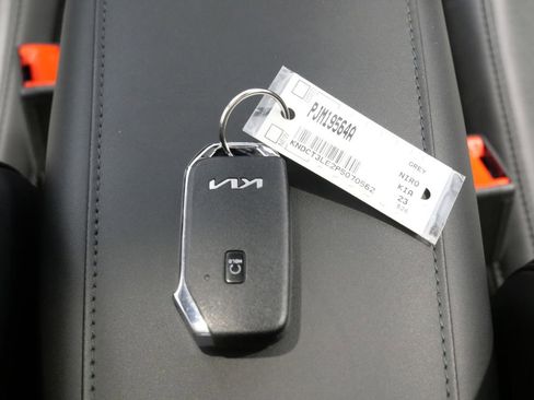 Used 2023 Kia Niro SX Touring image 30