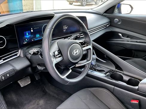 Used 2025 Hyundai Elantra SEL image 12