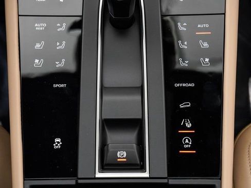 Used 2025 Porsche Macan image 21