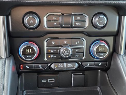 Used 2024 Chevrolet Suburban LT image 24