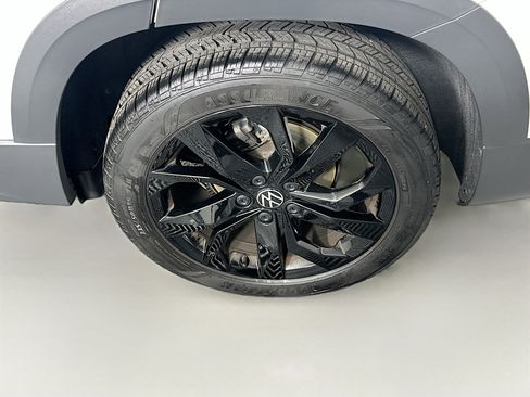 Used 2024 Volkswagen Taos SE image 11