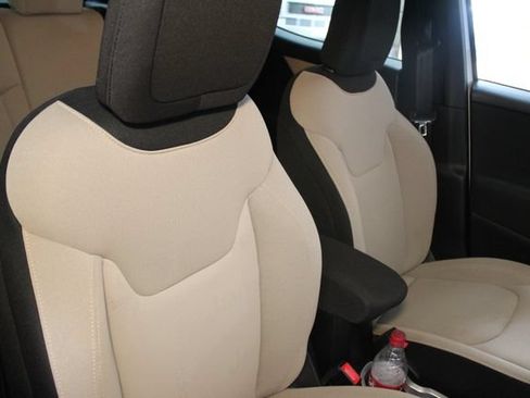 Used 2015 Jeep Renegade Latitude FWD image 10