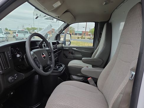 Used 2014 GMC Savana 3500 image 11