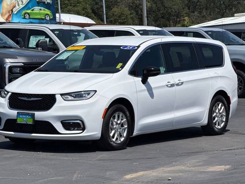 Used 2025 Chrysler Pacifica Select FWD image 8