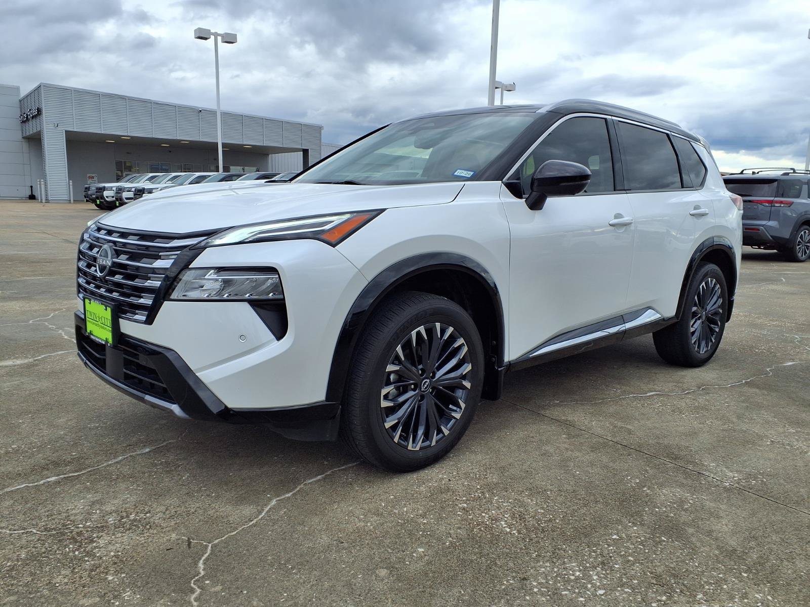 Used 2024 Nissan Rogue Platinum w/ Platinum Premium Package FWD image 6