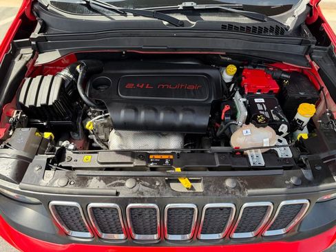 Used 2019 Jeep Renegade Latitude FWD image 6