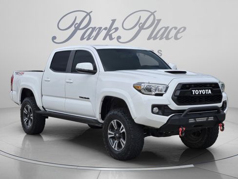 Used 2017 Toyota Tacoma TRD Sport AWD/4WD image 7