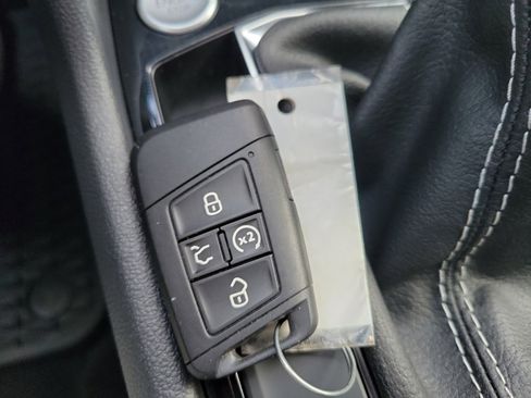 Certified 2025 Volkswagen Taos SE w/ Panoramic Sunroof Package image 37