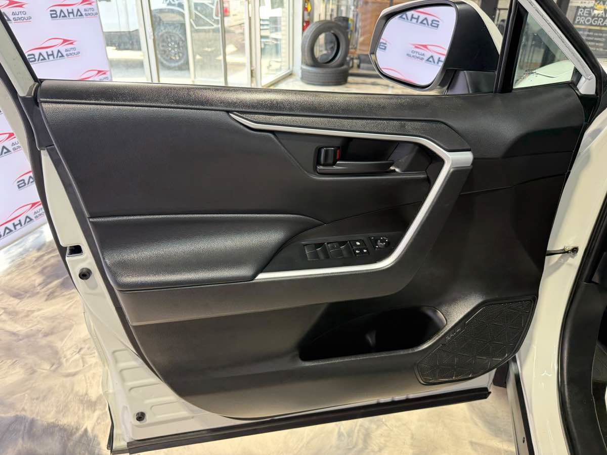 Used 2022 Toyota RAV4 LE AWD/4WD image 31