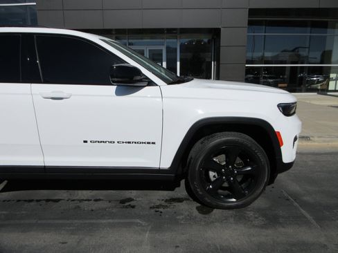 Used 2023 Jeep Grand Cherokee Altitude AWD/4WD image 12