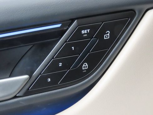 Certified 2025 Porsche Macan 4S Electric AWD/4WD image 37