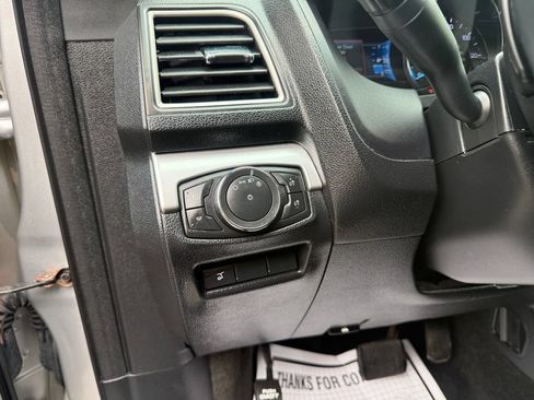 Used 2017 Ford Explorer XLT w/ Equipment Group 202A AWD/4WD image 15
