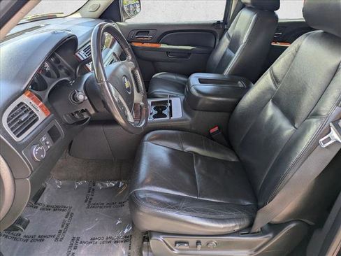 Used 2010 Chevrolet Suburban LTZ RWD image 15