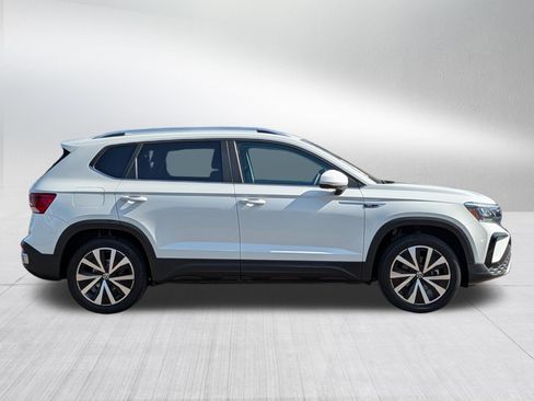 Certified 2023 Volkswagen Taos SE w/ Panoramic Sunroof Package AWD/4WD image 8