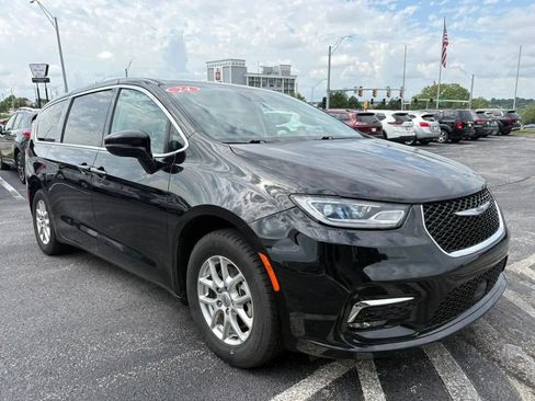Used 2024 Chrysler Pacifica Touring-L FWD image 7