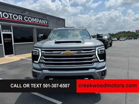 Used 2024 Chevrolet Silverado 2500 High Country w/ High Country Premium Package AWD/4WD image 8