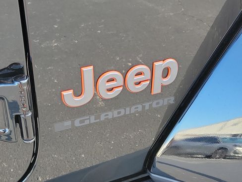 Used 2025 Jeep Gladiator Mojave w/ Convenience Group AWD/4WD image 5