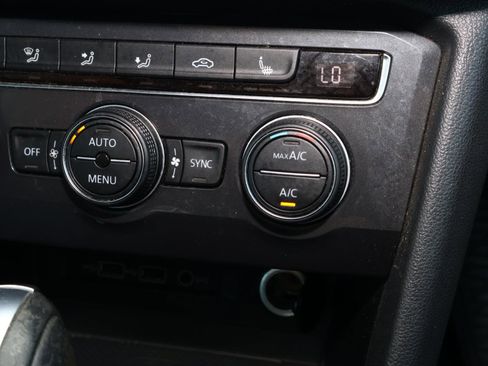 Used 2020 Volkswagen Tiguan SE w/ Panoramic Sunroof Package image 29