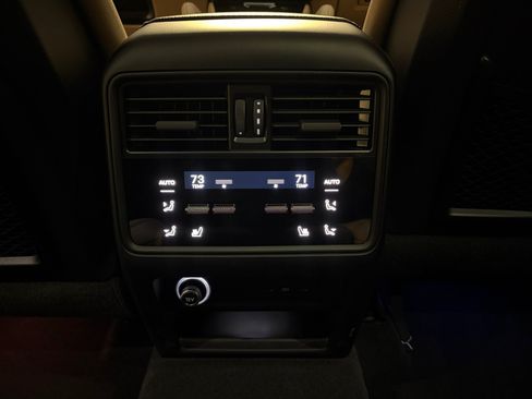 Certified 2025 Porsche Cayenne AWD/4WD image 46
