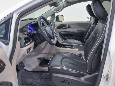 Used 2023 Chrysler Pacifica Limited image 2