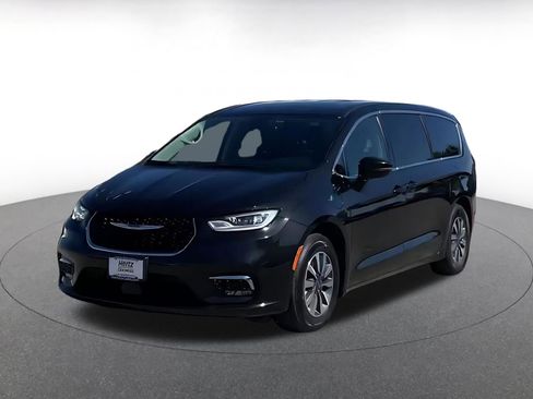 Used 2023 Chrysler Pacifica Touring-L image 7