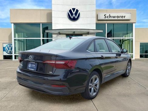 Certified 2023 Volkswagen Jetta SE FWD image 3