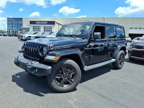 Used 2021 Jeep Wrangler Unlimited Sahara AWD/4WD image 4