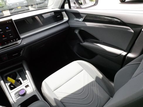 Certified 2025 Volkswagen Tiguan SE AWD/4WD image 11