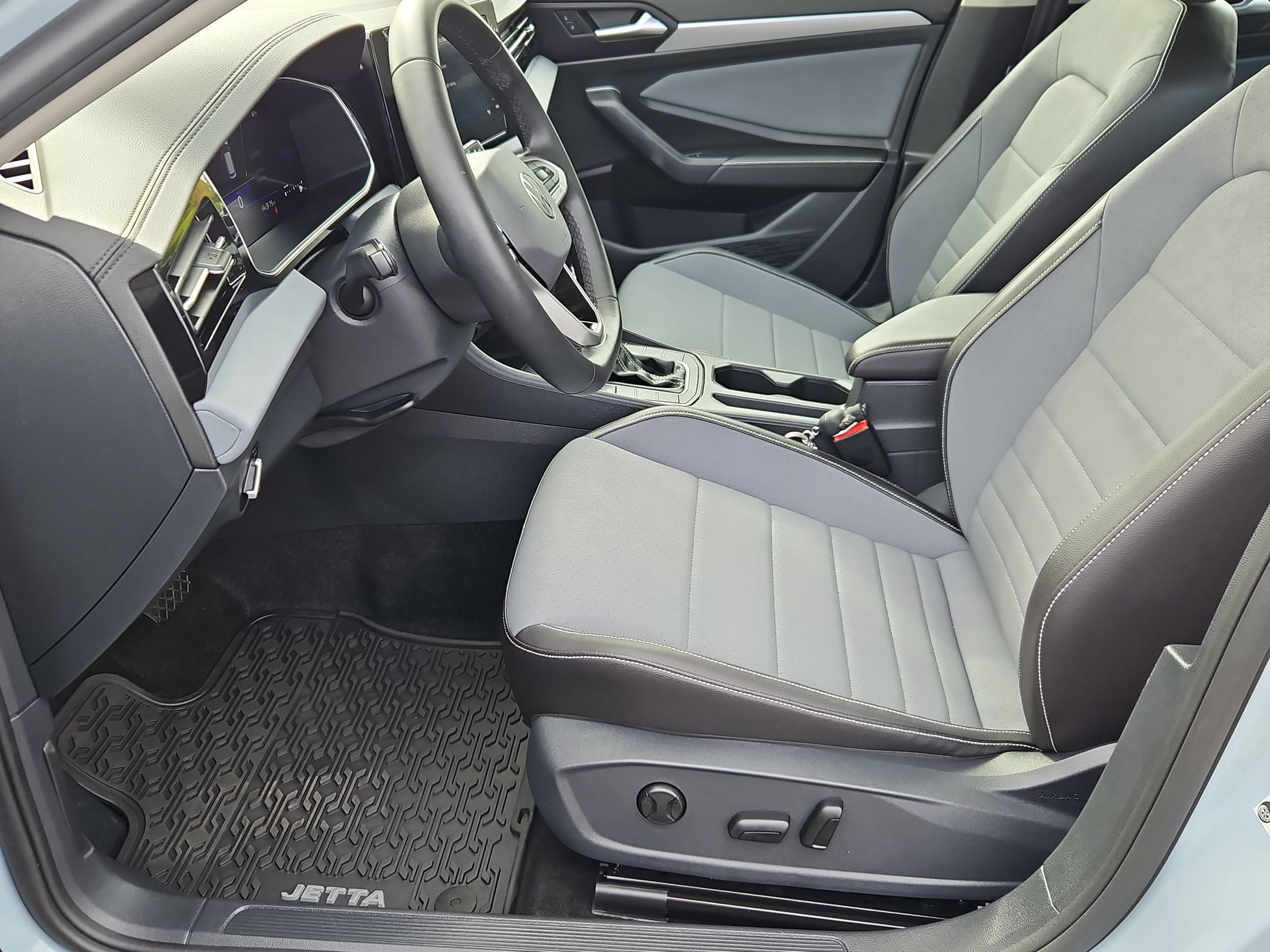 Used 2025 Volkswagen Jetta SE w/ Sunroof Package FWD image 13