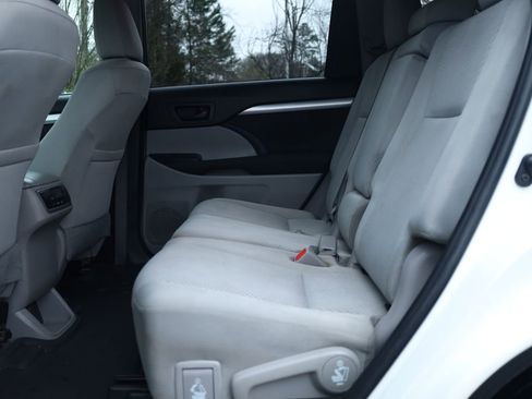 Used 2019 Toyota Highlander LE image 11