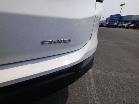 Used 2024 GMC Terrain SLE AWD/4WD image 9
