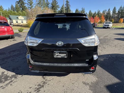 Used 2015 Toyota Sienna SE image 6