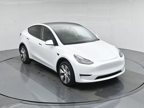 Used 2024 Tesla Model Y Long Range image 35