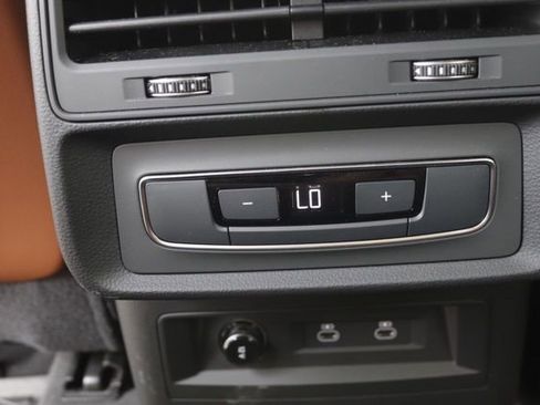 Used 2024 Audi Q8 Premium image 18