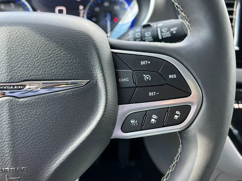 Certified 2024 Chrysler Pacifica Touring-L image 30