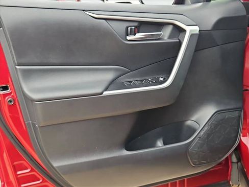 Used 2019 Toyota RAV4 XLE w/ Convenience Package FWD image 11