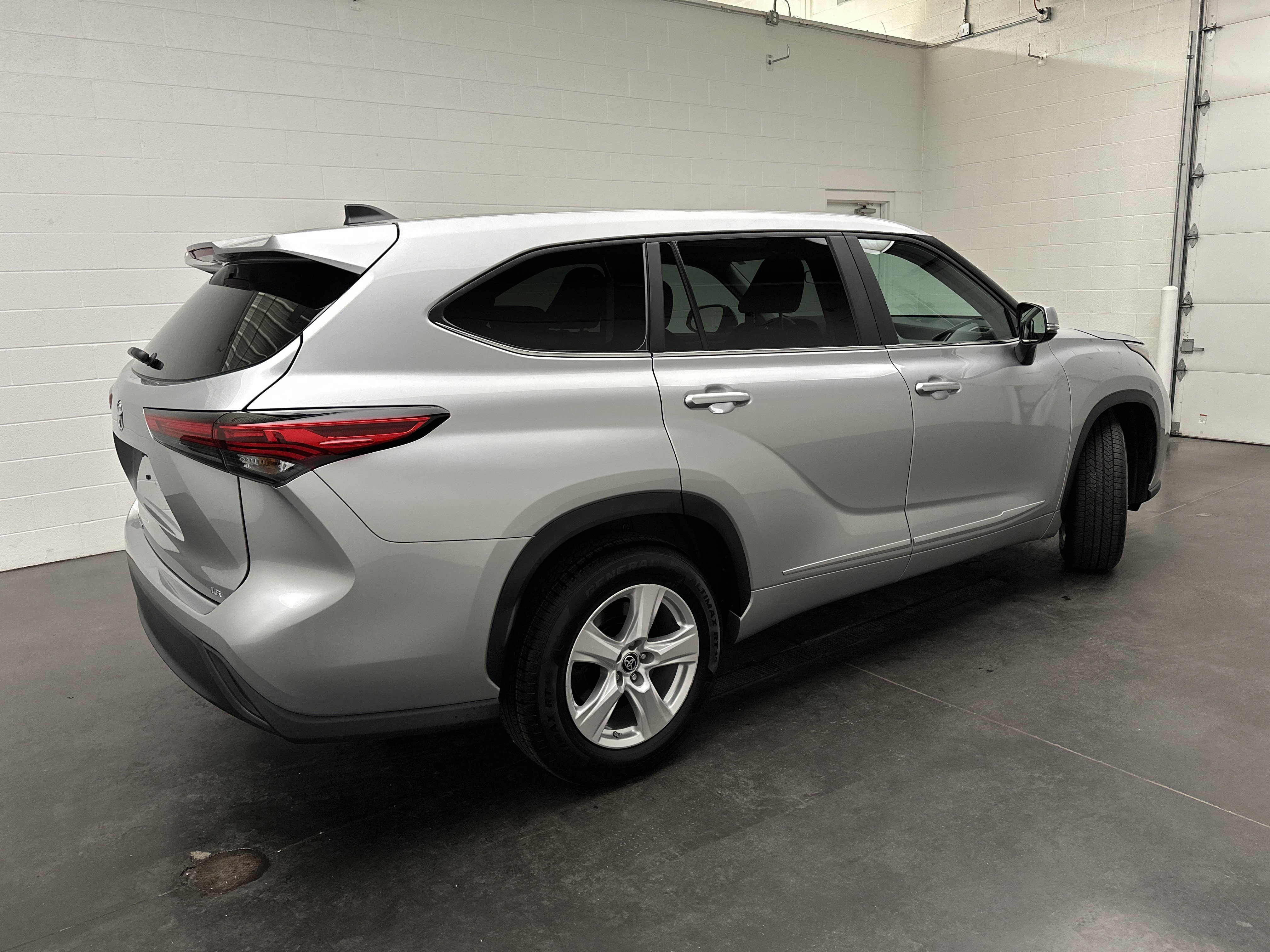 Used 2023 Toyota Highlander LE FWD image 8
